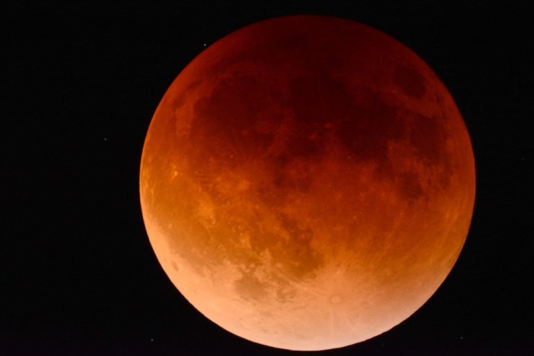Lua cheia com eclipse lunar em Sagitário